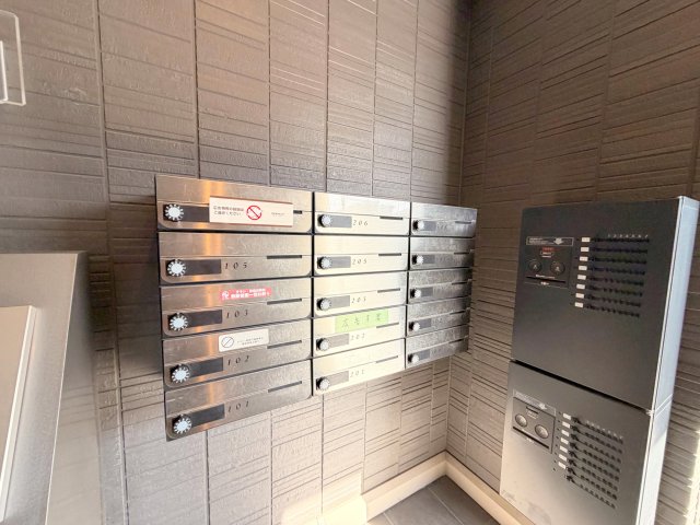 ロビー　ロビーにある各部屋毎のメールボックス。