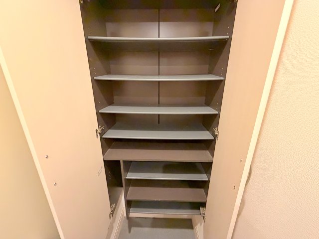 収納　大きいシューズボックスは靴がいっぱい入れれますね。