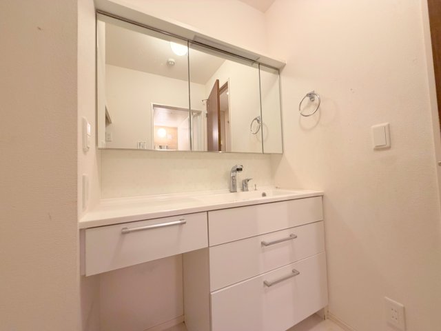 洗面設備　身支度が出来る独立洗面台です。