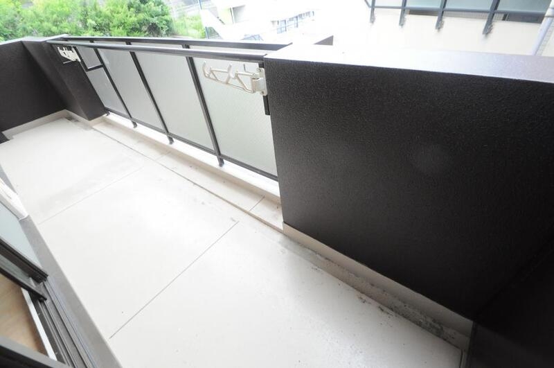 バルコニー　広めのバルコニーは風通しが良く、洗濯物もよく乾きそうです。