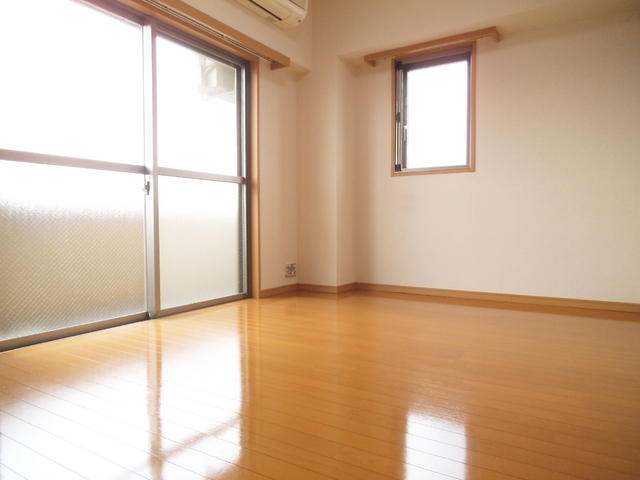 居室・リビング　2面採光の洋室です☆