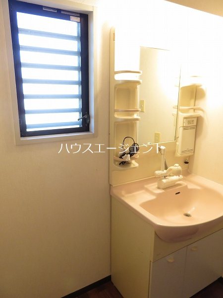 洗面設備　独立洗面台があるので、朝の身だしなみチェックバッチリです。