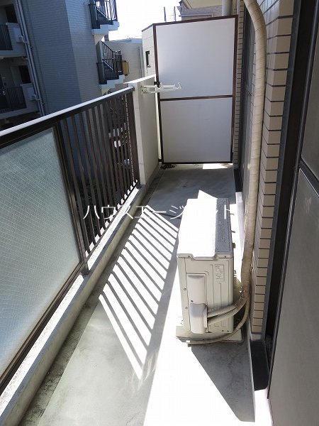バルコニー　広いベランダで洗濯ものびのび干せます。