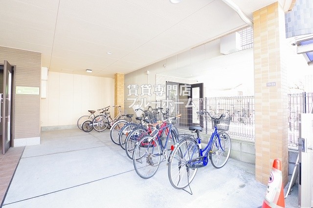 エントランス　駐輪場のあるエントランスです！