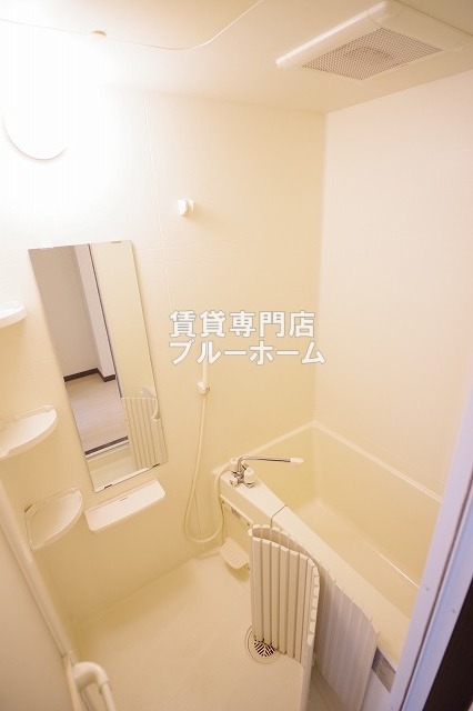 バス・シャワールーム　大きな鏡のあるお風呂