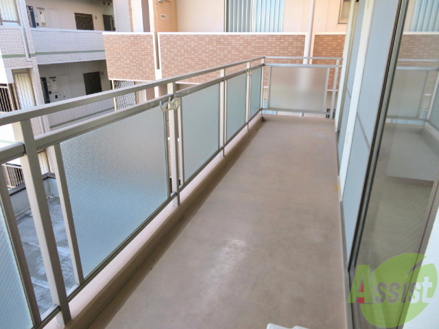 バルコニー　バルコニーは幅があり、広い印象を受けました。