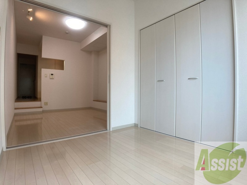 その他部屋・スペース　寝室はこちらです。光が差し込む、温かみのあるお部屋です。