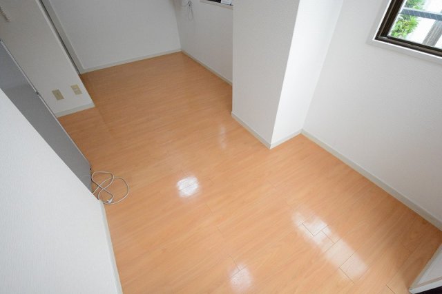 居室・リビング　2面採光で明るいお部屋です！エアコン付き！