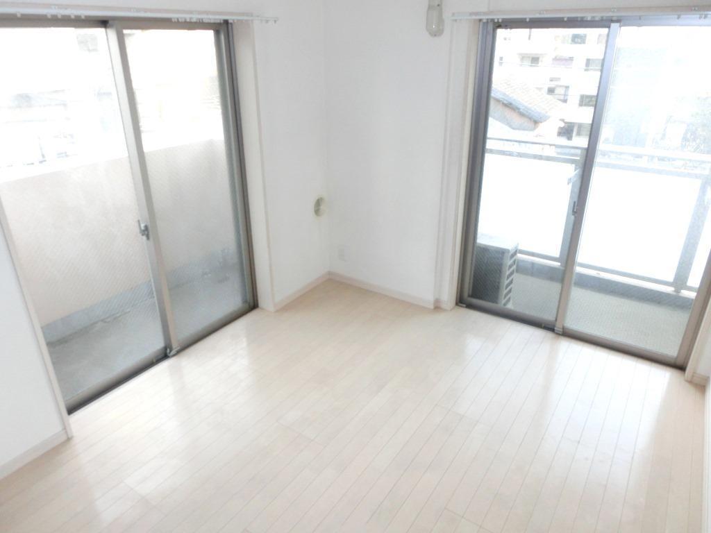 居室・リビング　※中部屋の場合は窓は1つのみです