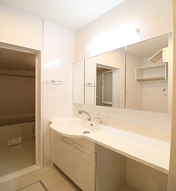 洗面設備　朝の支度にいかがでしょうか。