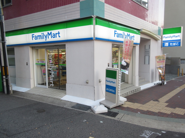 コンビニ　ファミリーマート（コンビニ）まで150m