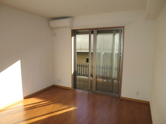 居室・リビング　角部屋で明るい室内です