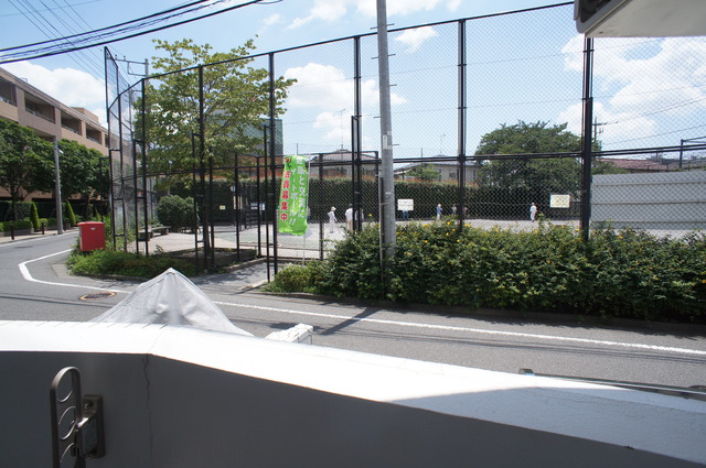 眺望　バルコニーからの景色です！圧迫感がないので暮らしやすい♪