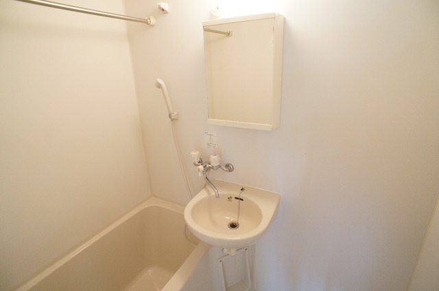 洗面設備　鏡付の洗面台なので、洗顔するときに便利ですね☆