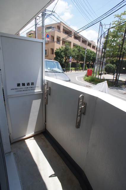 バルコニー　バルコニーがあるので洗濯物を太陽の下で干すことができます♪