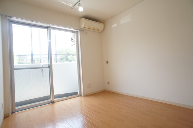 居室・リビング　南東に面した洋室は採光・通風に優れた心地よい空間です！