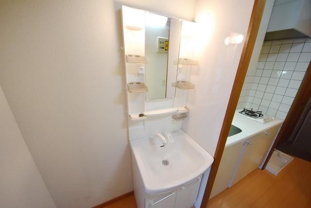 洗面設備　★朝の支度に便利な独立洗面台付です★