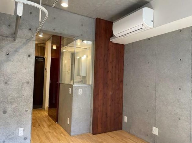 キッチン　居室5.7帖　（窓側より撮影）