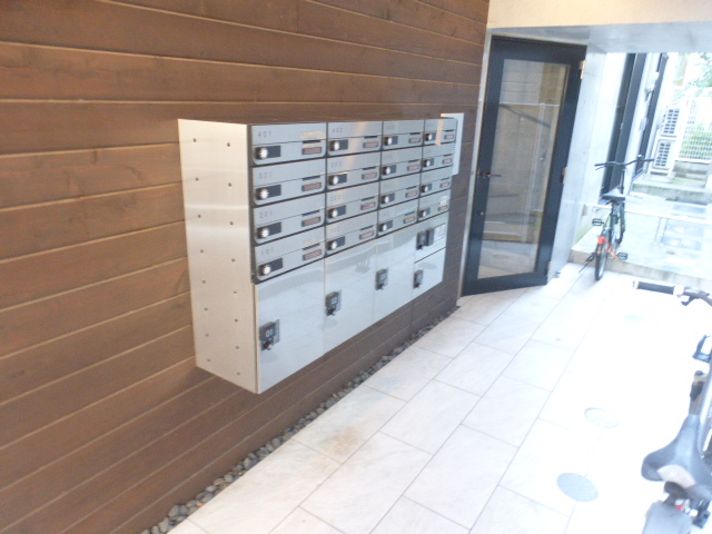 ロビー　ダイヤル式メールBOXと宅配BOX付