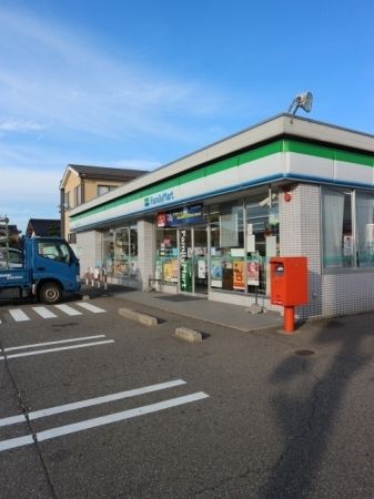 コンビニ　ファミリーマート（コンビニ）まで650m