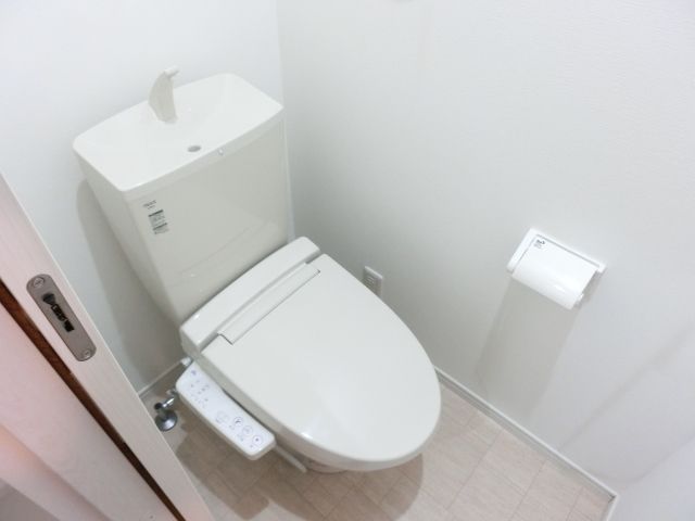 トイレ　清潔感のある温水洗浄便座