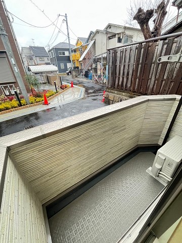 バルコニー　バルコニーからの眺めを楽しみながら食事をしませんか