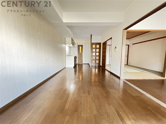 居室・リビング　床色が落ち着いた色合いで、とてもきれいです。