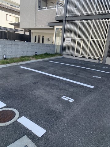 駐車場　駐車場があるので、車を買う予定の方も安心です