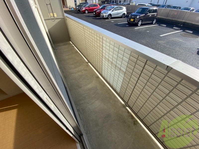 バルコニー　スペースも十分あり、プランターも置けちゃいそうですね。