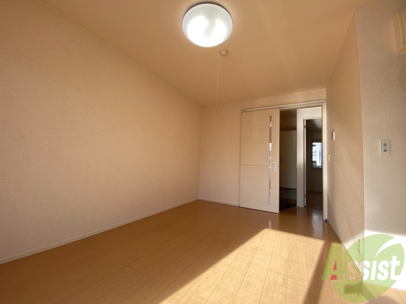 居室・リビング　陽当たりの良いリビングで、家具もゆったり配置できる広さです。