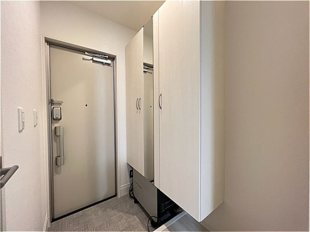 玄関　鏡付きシューズボックス