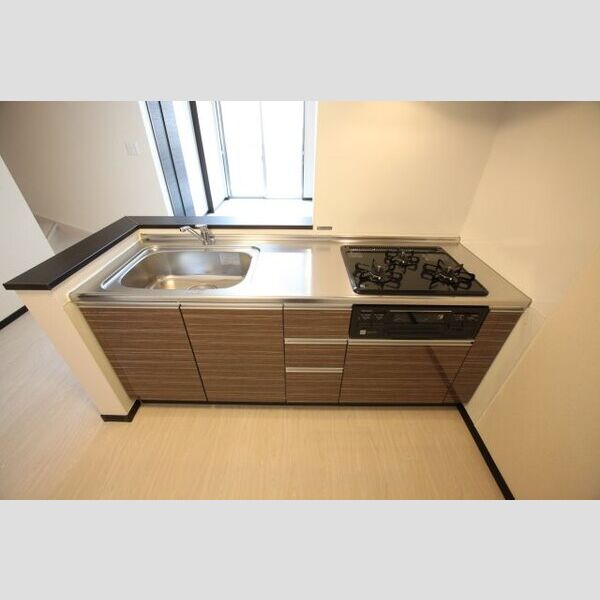 キッチン　同タイプの別物件です。色など異なる場合は現状優先となります。