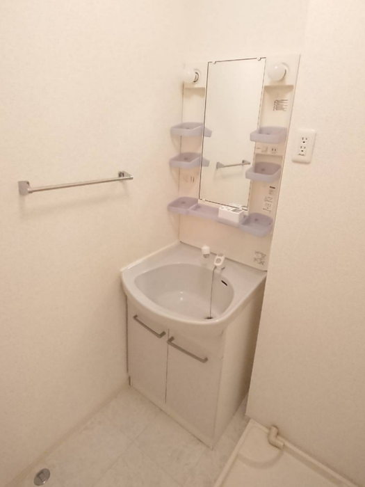 洗面設備　明るい洗面所です