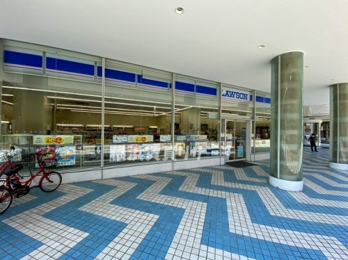 コンビニ　ローソン横浜伊勢佐木町ワシントンホテル店（コンビニ）まで537m