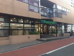 コンビニ　ファミリーマート南青山四丁目店（コンビニ）まで324m