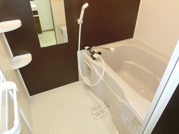バス・シャワールーム　浴室乾燥機付きバス！