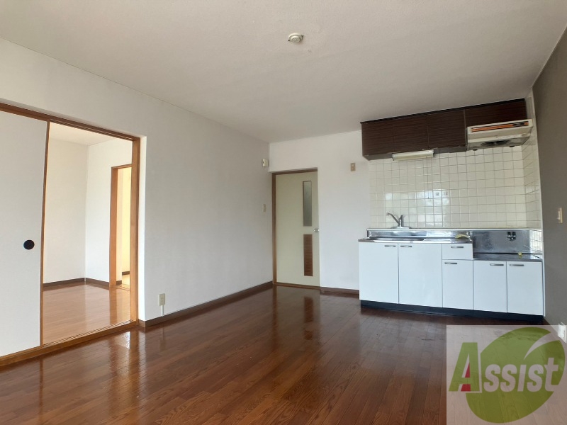 居室・リビング　木目のフローリングは落ち着きのある印象のお部屋になりますね。