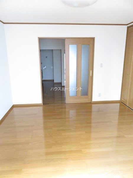 居室・リビング　８帖の広い洋室です※反転タイプ。参考写真は別号室です。