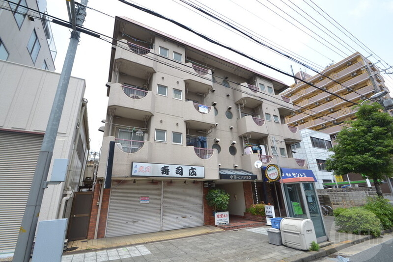 建物外観　１階に店舗の入っているマンションです