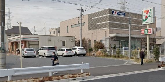 コンビニ　セブンイレブン足立六町1丁目店（コンビニ）まで260m