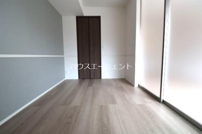 その他部屋・スペース　5帖の洋室、こちらも南向きです。