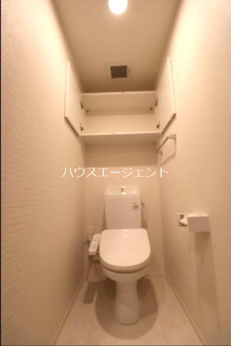 トイレ　温水洗浄便座付きのトイレです。