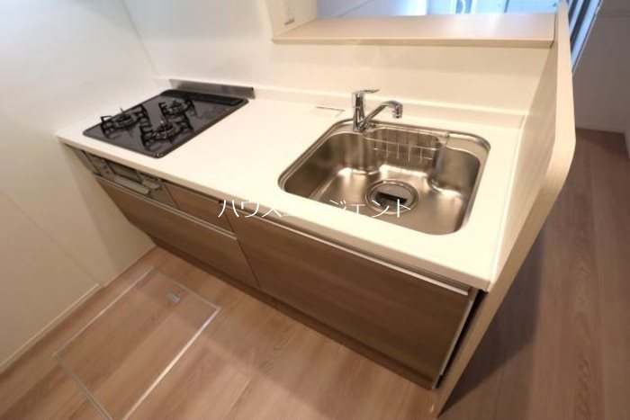 キッチン　人気のカウンターキッチン、3口ガスコンロのシステムキッチンで