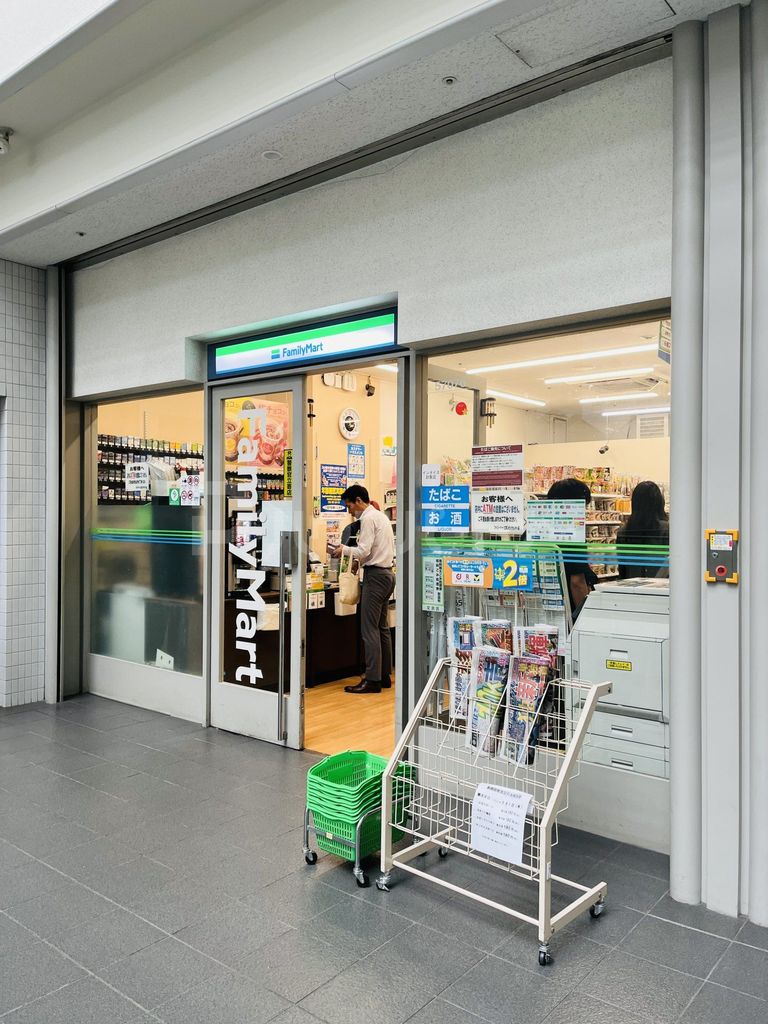 コンビニ　ファミリーマート文京シビックセンター店（コンビニ）まで470m