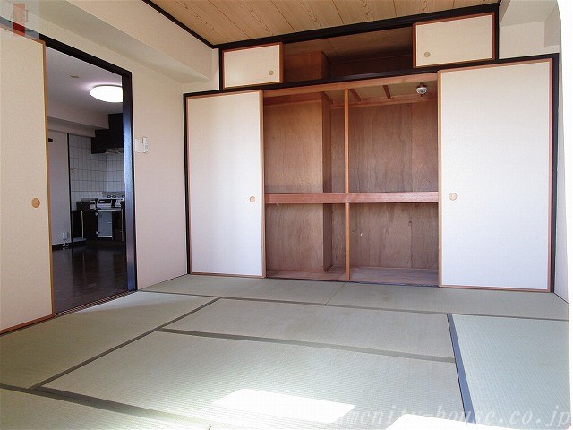 その他部屋・スペース　●広々とした8帖和室は寝室にどうぞ（押入＆天袋あり）