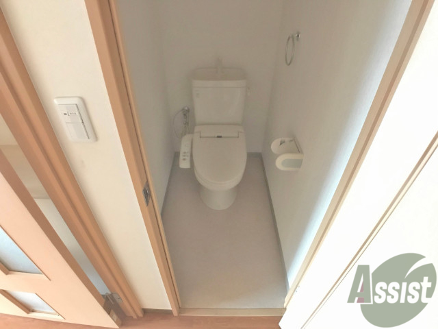 トイレ　人気のウォシュレットつきのトイレです。快適ですよ。