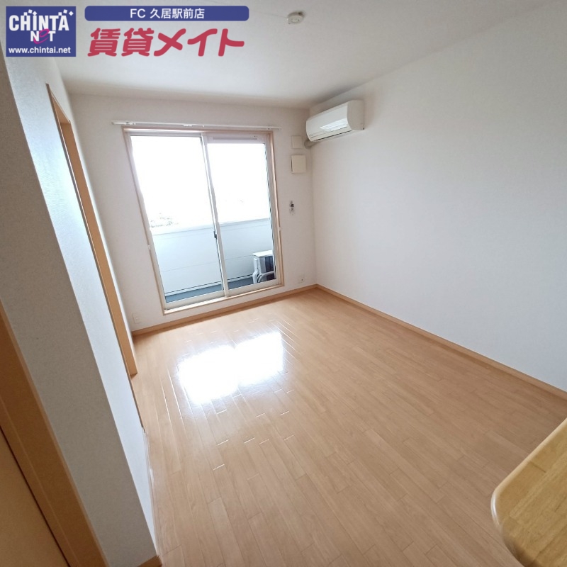 居室・リビング　同物件別部屋のお写真です。