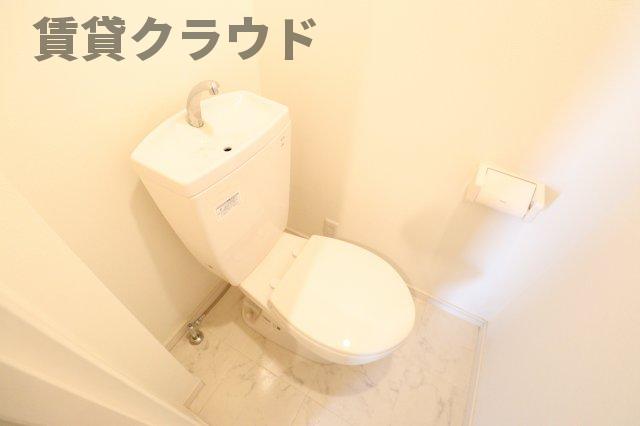 トイレ　落ち着いた色調のトイレです