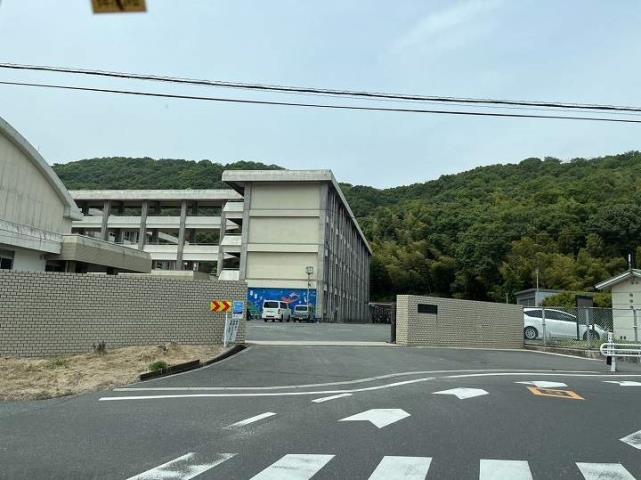 中学校　玉野市立荘内中学校（中学校）まで669m