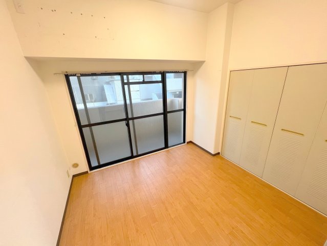その他部屋・スペース　開放的な寝室です